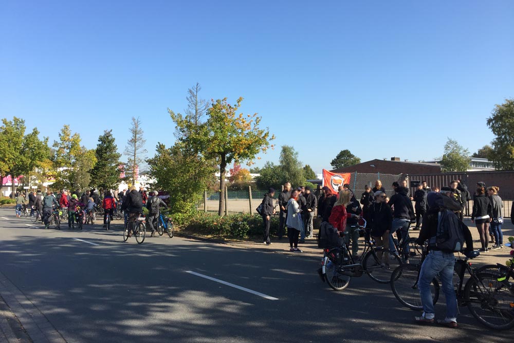 Demo vor dem ehemaligen Mios-Markt in Oldenburg-Etzhorn.